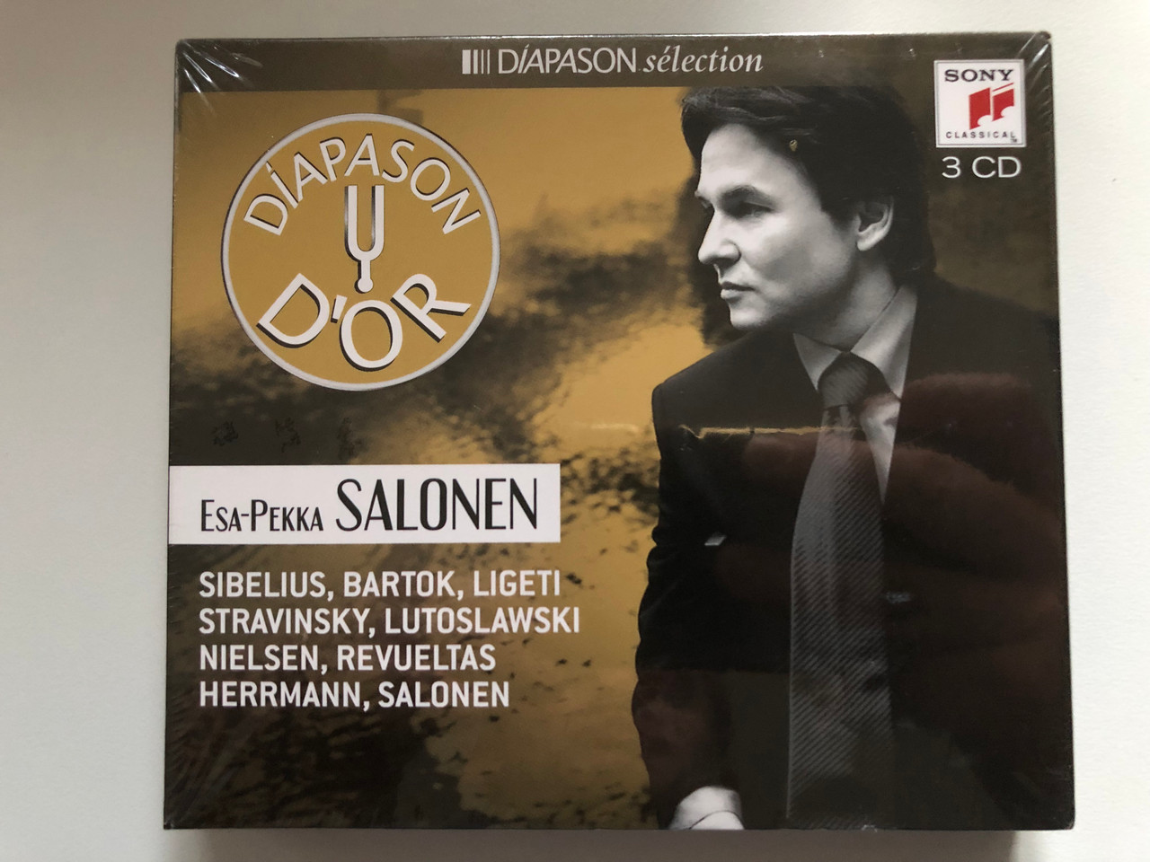 https://cdn10.bigcommerce.com/s-62bdpkt7pb/products/0/images/215368/Esa-Pekka_Salonen_-_Sibelius_Bartok_Ligeti_Stravinsky_Lutoslawski_Nielsen_Revueltas_Herrmann_Salonen_Diapason_Slection_Sony_Classical_3x_Audio_CD_2015_88875111452_1__53954.1646646580.1280.1280.JPG?c=2&_gl=1*1iynx5k*_ga*MjA2NTIxMjE2MC4xNTkwNTEyNTMy*_ga_WS2VZYPC6G*MTY0NjYzNjE3MC4zMTIuMS4xNjQ2NjQ2NjYxLjYw