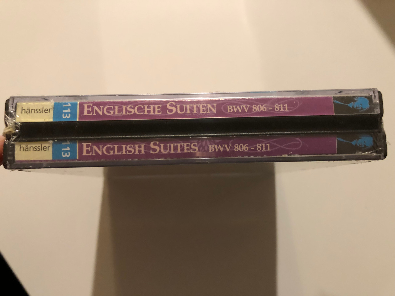 https://cdn10.bigcommerce.com/s-62bdpkt7pb/products/0/images/216022/Johann_Sebastian_Bach_-_English_Suites_BWV_806-811_Robert_Levin_-_piano_Hnssler_Edition_Bachakademie_Hnssler_Classic_2x_Audio_CD_2000_CD_92_3__91385.1646906809.1280.1280.JPG?c=2&_gl=1*1jtbz6x*_ga*MjA2NTIxMjE2MC4xNTkwNTEyNTMy*_ga_WS2VZYPC6G*MTY0NjkwMTAxNS4zMTcuMS4xNjQ2OTA2ODA2LjYw