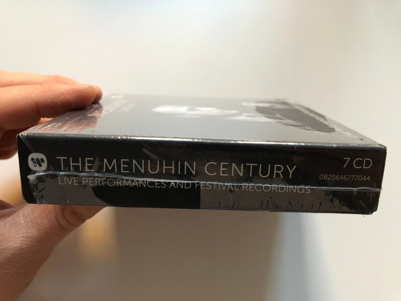 https://cdn10.bigcommerce.com/s-62bdpkt7pb/products/0/images/216965/The_Menuhin_Century_Live_Performances_And_Festival_Recordings_Warner_Classics_7x_Audio_CD_2016_Stereo_Mono_0825646777044_3__23805.1647538288.1280.1280.JPG?c=2&_gl=1*54jcem*_ga*MjA2NTIxMjE2MC4xNTkwNTEyNTMy*_ga_WS2VZYPC6G*MTY0NzUyNDk4OS4zMjMuMS4xNjQ3NTM4MjY4LjYw