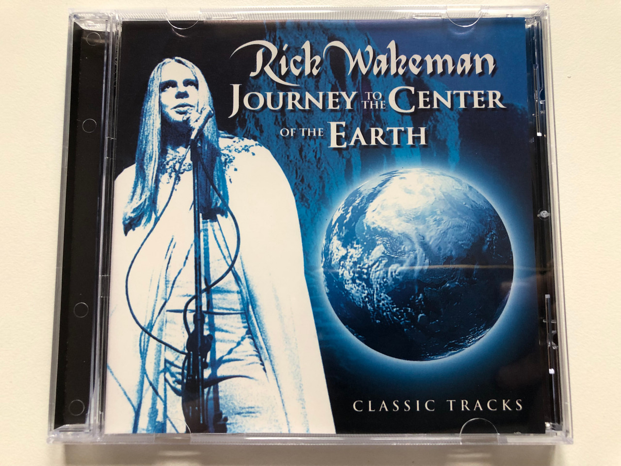 https://cdn10.bigcommerce.com/s-62bdpkt7pb/products/0/images/218235/Rick_Wakeman_Journey_To_The_Center_Of_The_Earth_Classic_Tracks_Eurotrend_Audio_CD_CD_142_1__27869.1648049993.1280.1280.JPG?c=2&_gl=1*iy3nsu*_ga*MjA2NTIxMjE2MC4xNTkwNTEyNTMy*_ga_WS2VZYPC6G*MTY0ODA0NzU2OC4zMzEuMS4xNjQ4MDQ5NzA3LjI5
