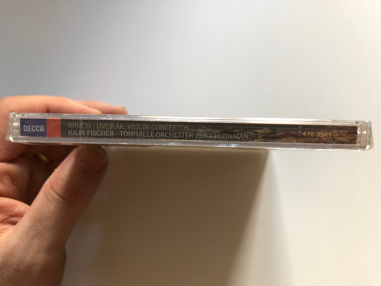 https://cdn10.bigcommerce.com/s-62bdpkt7pb/products/0/images/218346/Julia_Fischer_-_Bruch_Dvok_Violin_Concertos_David_Zinman_Tonhalle-Orchester_Zrich_Decca_Audio_CD_2013_478_3544_3__32001.1648146857.1280.1280.JPG?c=2&_gl=1*1w96zxd*_ga*MjA2NTIxMjE2MC4xNTkwNTEyNTMy*_ga_WS2VZYPC6G*MTY0ODEzMzQ0Mi4zMzIuMS4xNjQ4MTQ2ODk0LjYw