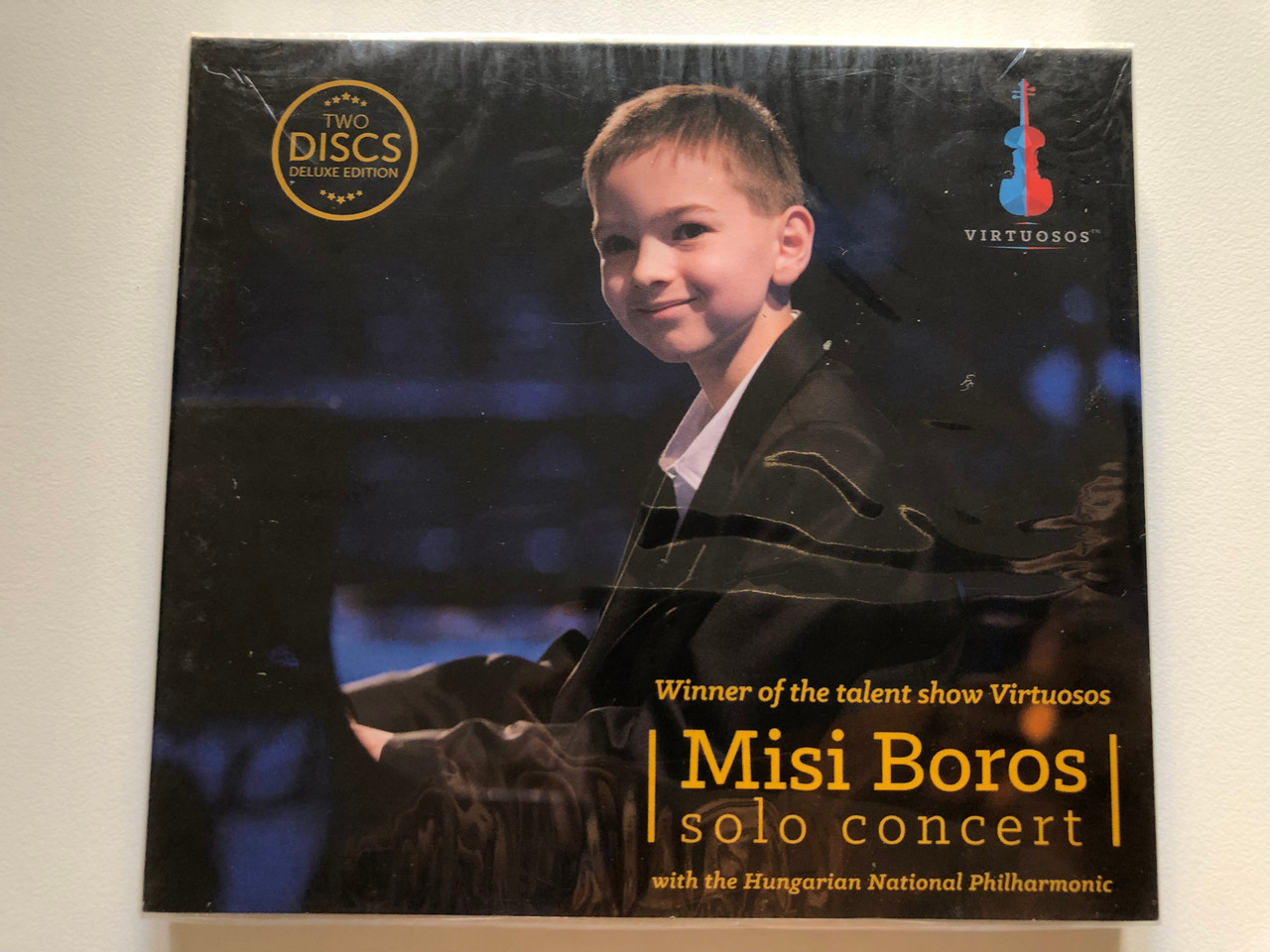 https://cdn10.bigcommerce.com/s-62bdpkt7pb/products/0/images/218441/Winner_of_the_talent_show_Virtuosos_-_Misi_Boros_solo_concert_-_with_the_Hungarian_National_Philharmonic_Two_Discs_Deluxe_Edition_Virtuozok_2x_Audio_CD_1__63448.1648221719.1280.1280.JPG?c=2&_gl=1*102w4gq*_ga*MjA2NTIxMjE2MC4xNTkwNTEyNTMy*_ga_WS2VZYPC6G*MTY0ODIxMDI4Ny4zMzMuMS4xNjQ4MjIxNDU2LjU4