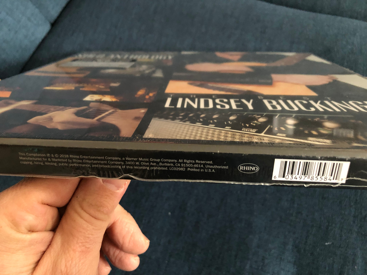 https://cdn10.bigcommerce.com/s-62bdpkt7pb/products/0/images/221313/Solo_Anthology_The_Best_Of_Lindsey_Buckingham_A_Career-Embracing_Collectoion_On_6_LPs_Compiled_By_The_Artist_Himself_Rhino_Records_6x_LP_2018_R1_573919_3__40869.1649663481.1280.1280.JPG?c=2&_gl=1*ep09j0*_ga*MjA2NTIxMjE2MC4xNTkwNTEyNTMy*_ga_WS2VZYPC6G*MTY0OTY1NzEzNy4zNTMuMS4xNjQ5NjYzNDc4LjYw