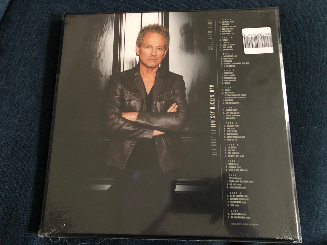 https://cdn10.bigcommerce.com/s-62bdpkt7pb/products/0/images/221314/Solo_Anthology_The_Best_Of_Lindsey_Buckingham_A_Career-Embracing_Collectoion_On_6_LPs_Compiled_By_The_Artist_Himself_Rhino_Records_6x_LP_2018_R1_573919_2__34156.1649663493.1280.1280.JPG?c=2&_gl=1*ep09j0*_ga*MjA2NTIxMjE2MC4xNTkwNTEyNTMy*_ga_WS2VZYPC6G*MTY0OTY1NzEzNy4zNTMuMS4xNjQ5NjYzNDc4LjYw