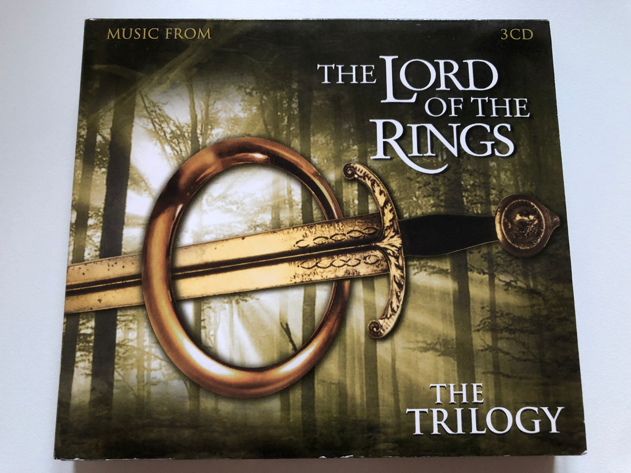 https://cdn10.bigcommerce.com/s-62bdpkt7pb/products/0/images/221929/Music_From_The_Lord_Of_The_Rings_The_Trilogy_Deluxe_3x_Audio_CD_2003_Box_Set_DEL_800101_1__31405.1649865568.1280.1280.JPG?c=2&_gl=1*14t38do*_ga*MjA2NTIxMjE2MC4xNTkwNTEyNTMy*_ga_WS2VZYPC6G*MTY0OTg1ODIyMS4zNTUuMS4xNjQ5ODY1NDE5LjUw