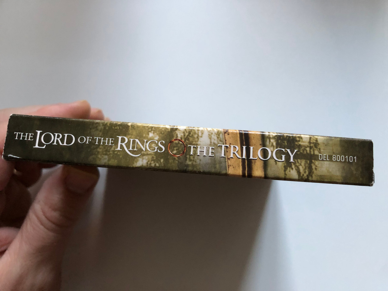 https://cdn10.bigcommerce.com/s-62bdpkt7pb/products/0/images/221930/Music_From_The_Lord_Of_The_Rings_The_Trilogy_Deluxe_3x_Audio_CD_2003_Box_Set_DEL_800101_6__72159.1649865568.1280.1280.JPG?c=2&_gl=1*14t38do*_ga*MjA2NTIxMjE2MC4xNTkwNTEyNTMy*_ga_WS2VZYPC6G*MTY0OTg1ODIyMS4zNTUuMS4xNjQ5ODY1NDE5LjUw