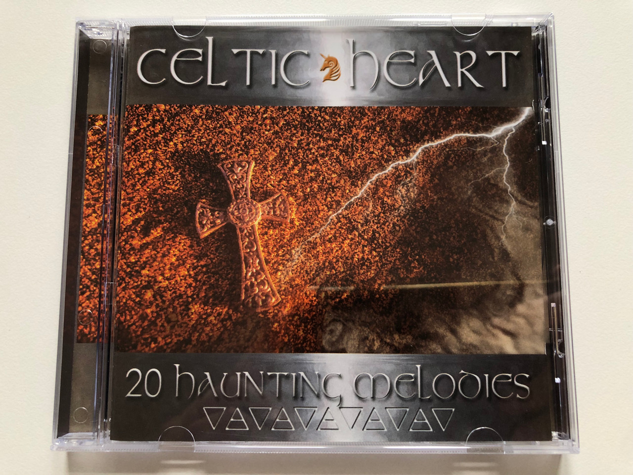 https://cdn10.bigcommerce.com/s-62bdpkt7pb/products/0/images/223544/Celtic_Heart_-_20_Haunting_Melodies_Laserlight_Digital_Audio_CD_2009_N_11_157_1__89180.1650550215.1280.1280.JPG?c=2&_gl=1*8n4lxx*_ga*MjA2NTIxMjE2MC4xNTkwNTEyNTMy*_ga_WS2VZYPC6G*MTY1MDU0ODUxNi4zNjQuMS4xNjUwNTQ5ODEwLjQ0