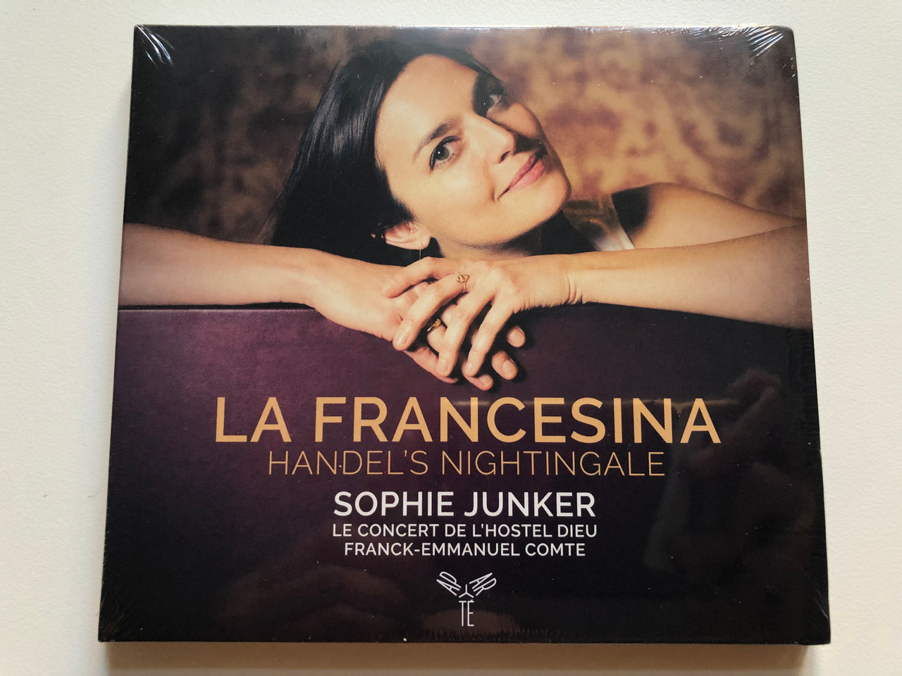 https://cdn10.bigcommerce.com/s-62bdpkt7pb/products/0/images/224818/La_Francesina_-_Handels_Nightingale_Sophie_Junker_Le_Concert_De_LHostel_Dieu_Franck-Emmanuel_Comte_Apart_Audio_CD_2020_AP233_1__44292.1650966651.1280.1280.JPG?c=2&_gl=1*3wlubp*_ga*MjA2NTIxMjE2MC4xNTkwNTEyNTMy*_ga_WS2VZYPC6G*MTY1MDk1MTExOC4zNjkuMS4xNjUwOTY2NDE0LjQ2