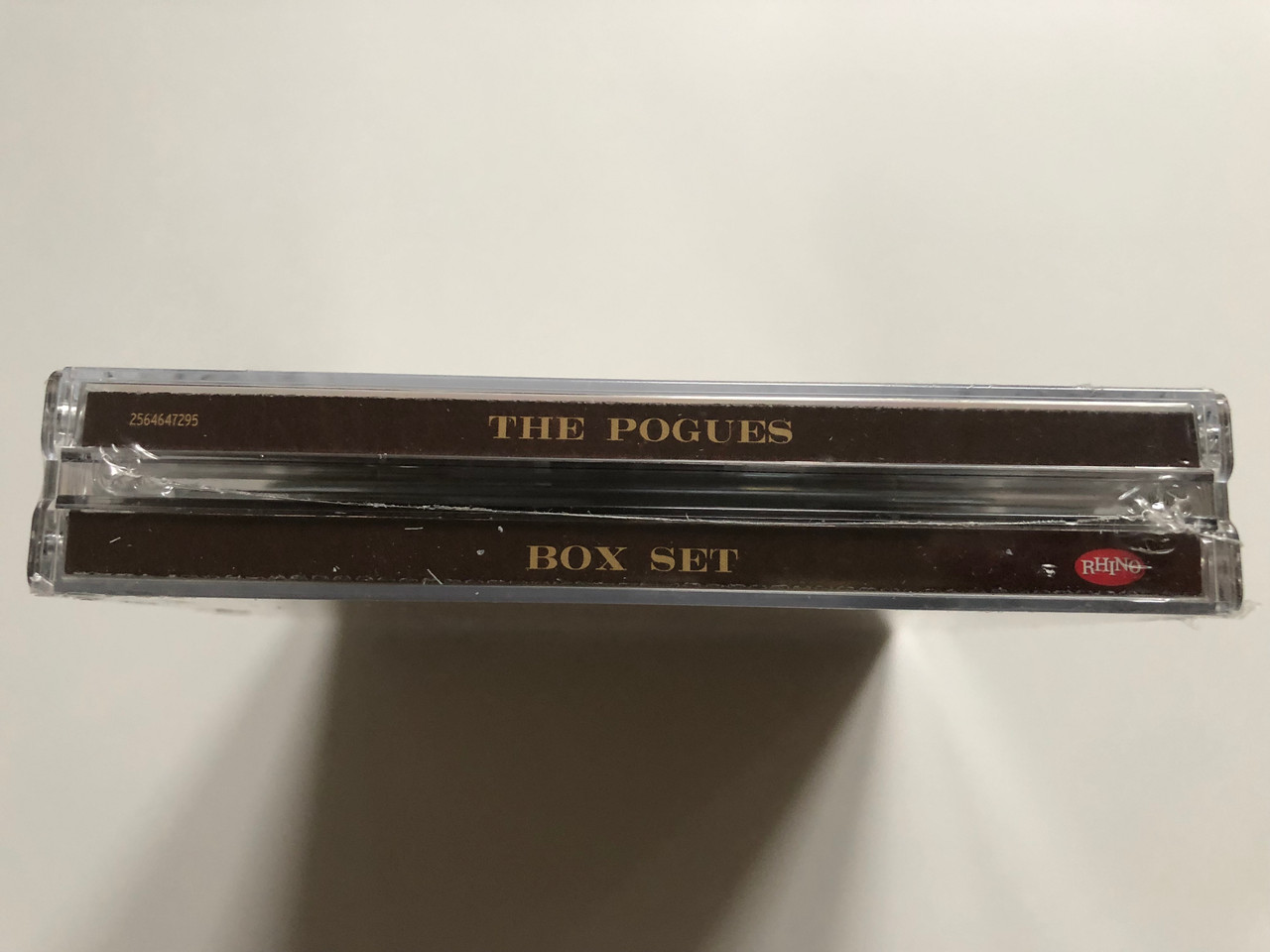 https://cdn10.bigcommerce.com/s-62bdpkt7pb/products/0/images/225882/The_Pogues_Box_Set_Just_Look_Them_Straight_In_The_Eye_And_Say..._Poguemahone_Rhino_Records_5x_Audio_CD_2008_Box_Set_2564647295_3__49589.1651206584.1280.1280.JPG?c=2&_gl=1*1ecfej3*_ga*MjA2NTIxMjE2MC4xNTkwNTEyNTMy*_ga_WS2VZYPC6G*MTY1MTIwNjM2MC4zNzMuMC4xNjUxMjA2MzYwLjYw