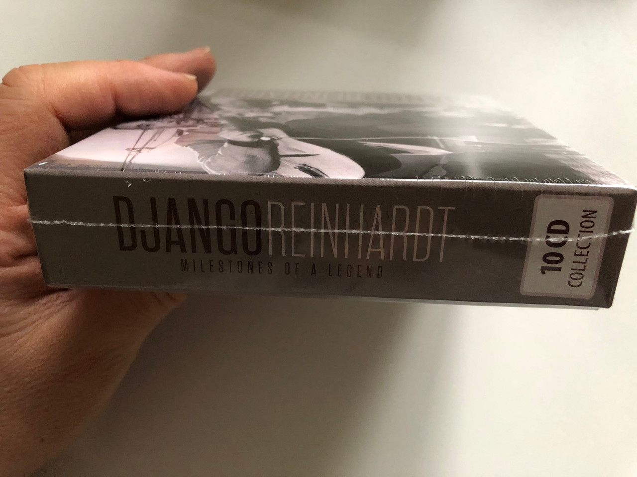 https://cdn10.bigcommerce.com/s-62bdpkt7pb/products/0/images/226012/Django_Reinhardt_Milestones_Of_A_Legend_The_Intense_Media_10x_Audio_CD_Box_Set_600320_3__10551.1651220634.1280.1280.JPG?c=2&_gl=1*w0tq03*_ga*MjA2NTIxMjE2MC4xNTkwNTEyNTMy*_ga_WS2VZYPC6G*MTY1MTIxNzA3Ny4zNzQuMS4xNjUxMjIwNjA5LjYw