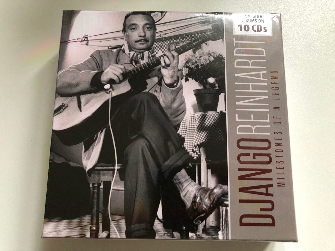 https://cdn10.bigcommerce.com/s-62bdpkt7pb/products/0/images/226013/Django_Reinhardt_Milestones_Of_A_Legend_The_Intense_Media_10x_Audio_CD_Box_Set_600320_1__11262.1651220634.1280.1280.JPG?c=2&_gl=1*w0tq03*_ga*MjA2NTIxMjE2MC4xNTkwNTEyNTMy*_ga_WS2VZYPC6G*MTY1MTIxNzA3Ny4zNzQuMS4xNjUxMjIwNjA5LjYw