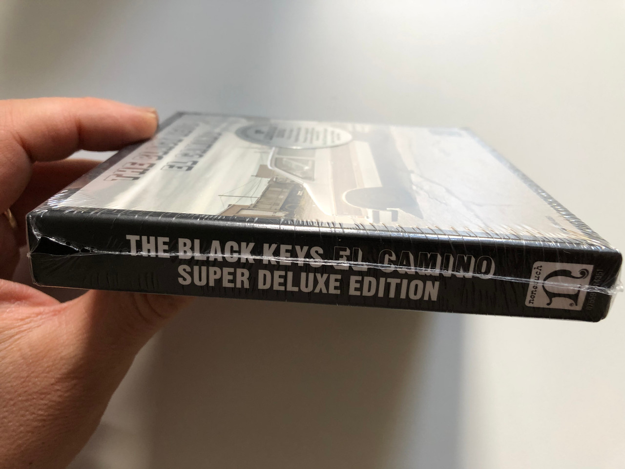 https://cdn10.bigcommerce.com/s-62bdpkt7pb/products/0/images/226397/The_Black_Keys_El_Camino_Super_Deluxe_Remastered10th_Anniversary_Edition_4_Disc_Set_Includes_Original_Remastered_Album._Previously_Unreleased_Full_Live_Concert_and_BBC_Session_Nonesuc_3__77598.1651565556.1280.1280.JPG?c=2&_gl=1*ozop44*_ga*MjA2NTIxMjE2MC4xNTkwNTEyNTMy*_ga_WS2VZYPC6G*MTY1MTU1ODAzOC4zODAuMS4xNjUxNTY1NTMwLjYw