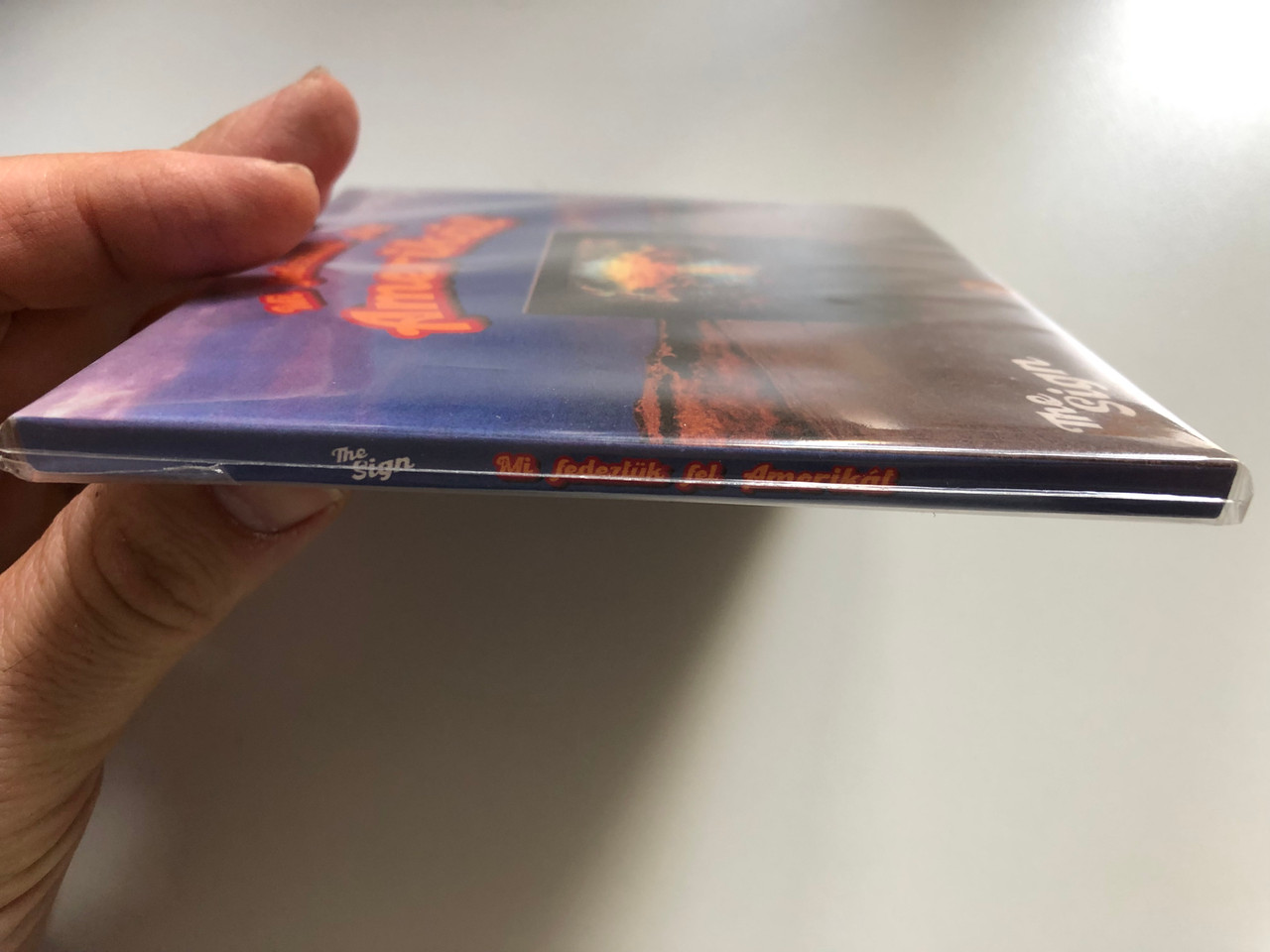 https://cdn10.bigcommerce.com/s-62bdpkt7pb/products/0/images/226821/Mi_fedeztuk_fel_Amerikat_-_The_Sign_Magneoton_Audio_CD_2021_5999861165773_3__21825.1652077818.1280.1280.JPG?c=2&_gl=1*lf7b20*_ga*MjA2NTIxMjE2MC4xNTkwNTEyNTMy*_ga_WS2VZYPC6G*MTY1MjA3MDA3MS4zODcuMS4xNjUyMDc3NjgyLjQ4