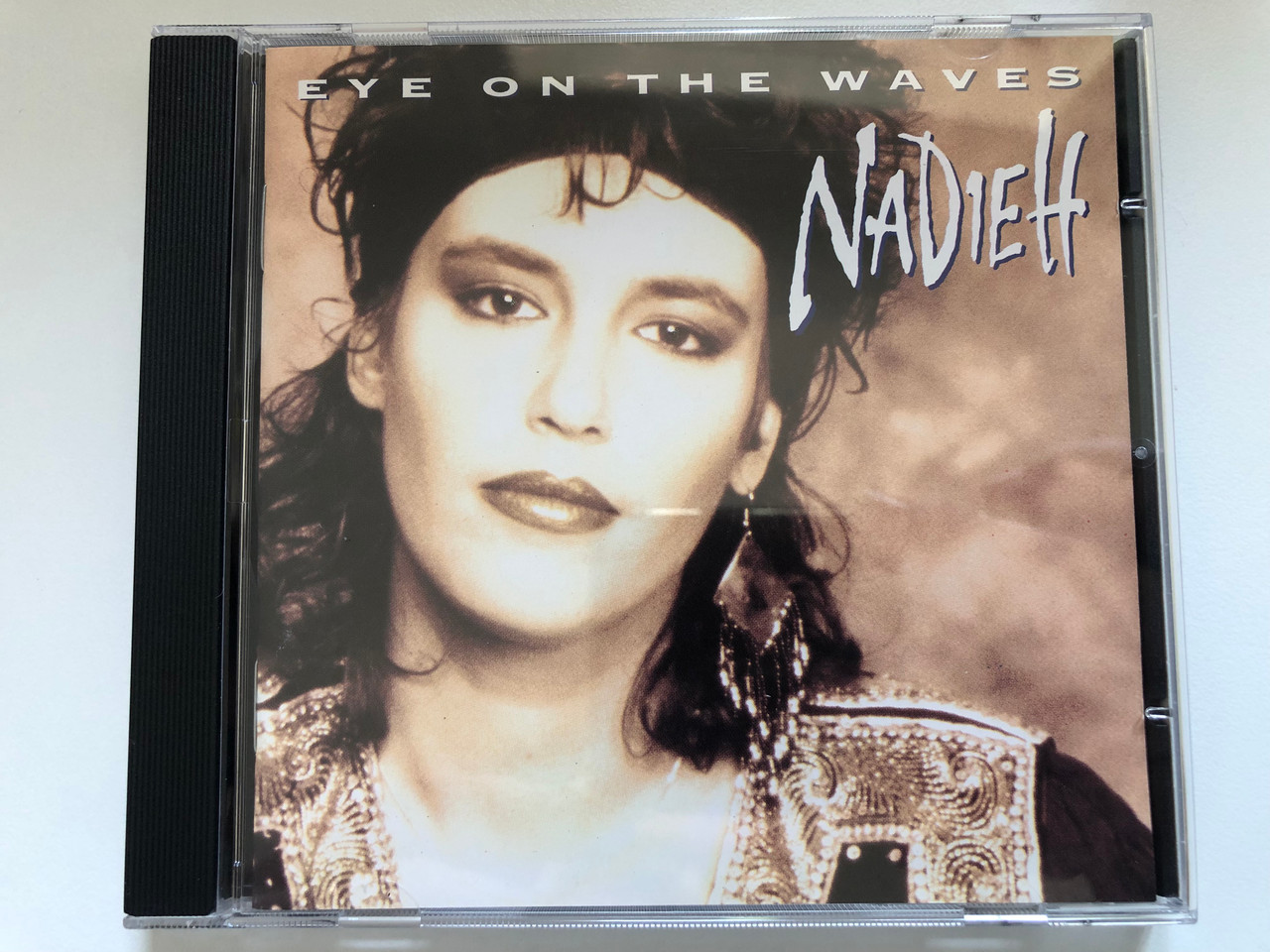 https://cdn10.bigcommerce.com/s-62bdpkt7pb/products/0/images/227483/Nadieh_Eye_On_The_Waves_Mercury_Audio_CD_1991_848_981-2_1__66462.1652375142.1280.1280.JPG?c=2&_gl=1*zrfa92*_ga*MjA2NTIxMjE2MC4xNTkwNTEyNTMy*_ga_WS2VZYPC6G*MTY1MjM2ODMwNy4zOTQuMS4xNjUyMzc1MDcxLjI3