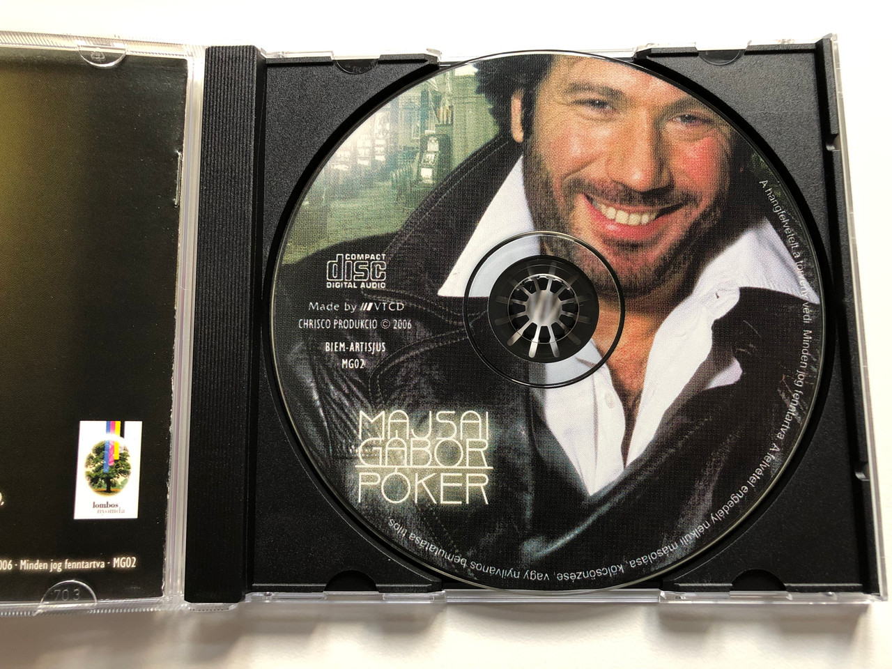 https://cdn10.bigcommerce.com/s-62bdpkt7pb/products/0/images/227691/Majsai_Gbor_Pker_Chrisco_Produkci_Audio_CD_2006_MG02_3__59208.1652723555.1280.1280.JPG?c=2&_gl=1*1pbmrjy*_ga*MjA2NTIxMjE2MC4xNTkwNTEyNTMy*_ga_WS2VZYPC6G*MTY1MjcwODk4OS4zOTguMS4xNjUyNzIzNDUxLjM1