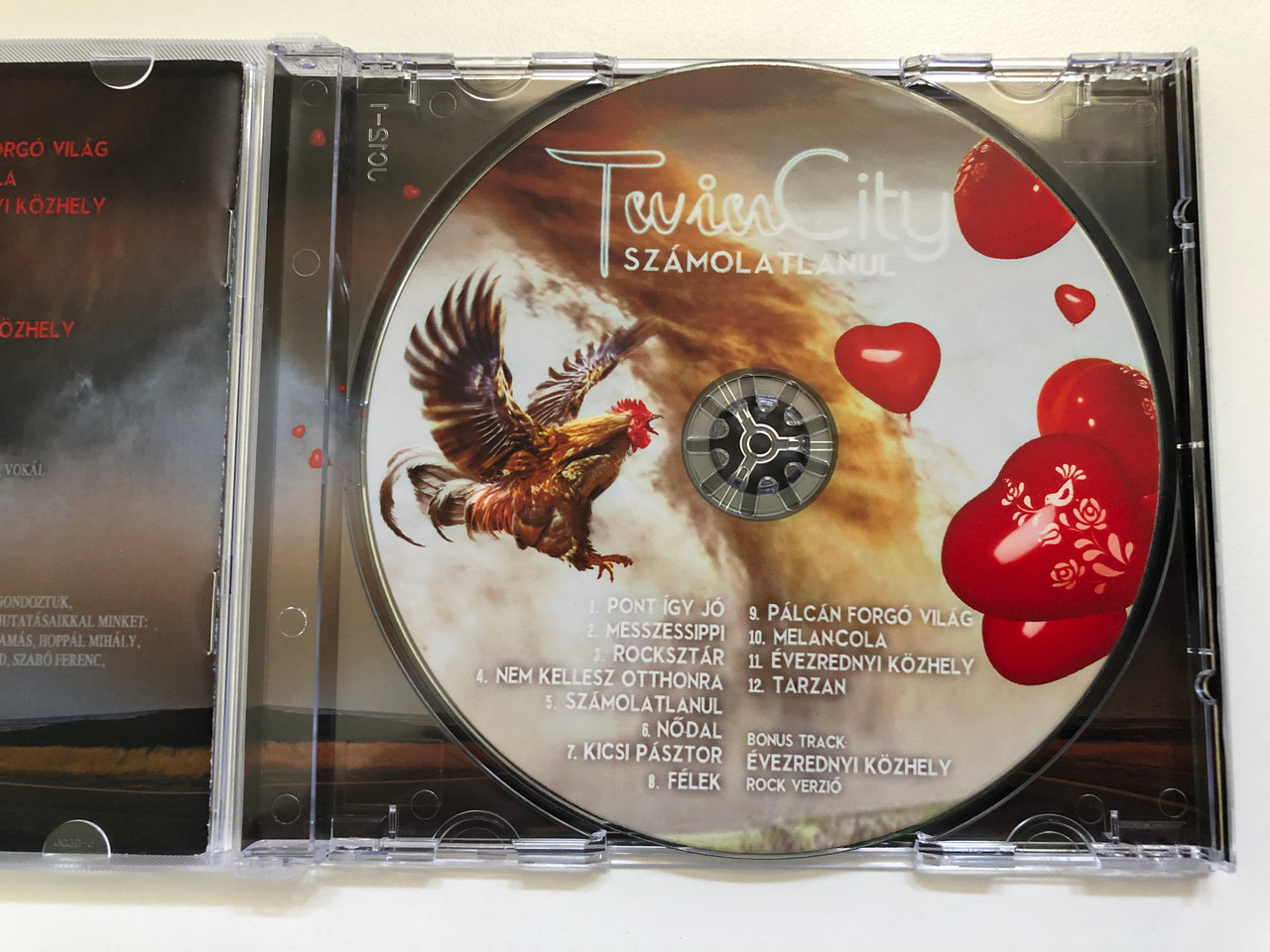 https://cdn10.bigcommerce.com/s-62bdpkt7pb/products/0/images/228918/Twin_City_-_Szamolatlanul_Zeneszoveg_Audio_CD_2017_0719318413180_3__84826.1653561035.1280.1280.JPG?c=2&_gl=1*iigerj*_ga*MjA2NTIxMjE2MC4xNTkwNTEyNTMy*_ga_WS2VZYPC6G*MTY1MzU1ODk1OC40MTEuMS4xNjUzNTYwODk4LjE3