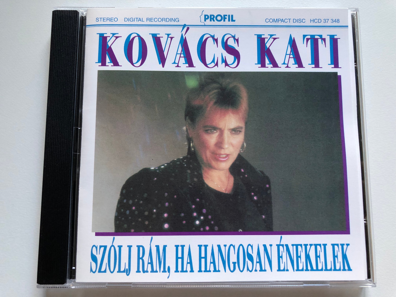 https://cdn10.bigcommerce.com/s-62bdpkt7pb/products/0/images/233740/Kovcs_Kati_Szlj_Rm_Ha_Hangosan_nekelek_Profil_Audio_CD_1990_Stereo_HCD_37348_1__54151.1655136393.1280.1280.JPG?c=2&_gl=1*kpwfvf*_ga*MjA2NTIxMjE2MC4xNTkwNTEyNTMy*_ga_WS2VZYPC6G*MTY1NTEyNzk0OS40MzIuMS4xNjU1MTM2NDEyLjYw