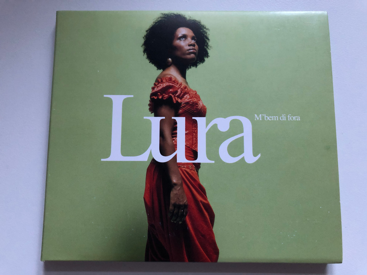 https://cdn10.bigcommerce.com/s-62bdpkt7pb/products/0/images/234075/Lura_MBem_Di_Fora_Lusafrica_Audio_CD_2006_88697021002_1__52977.1655223193.1280.1280.JPG?c=2&_gl=1*5ekj00*_ga*MjA2NTIxMjE2MC4xNTkwNTEyNTMy*_ga_WS2VZYPC6G*MTY1NTIxNzA3Mi40MzQuMS4xNjU1MjIzMjQxLjYw