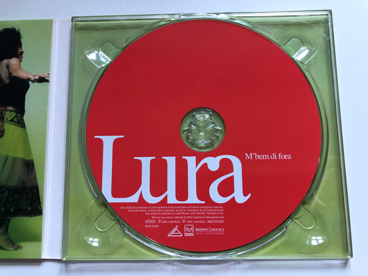 https://cdn10.bigcommerce.com/s-62bdpkt7pb/products/0/images/234076/Lura_MBem_Di_Fora_Lusafrica_Audio_CD_2006_88697021002_3__64032.1655223194.1280.1280.JPG?c=2&_gl=1*5ekj00*_ga*MjA2NTIxMjE2MC4xNTkwNTEyNTMy*_ga_WS2VZYPC6G*MTY1NTIxNzA3Mi40MzQuMS4xNjU1MjIzMjQxLjYw