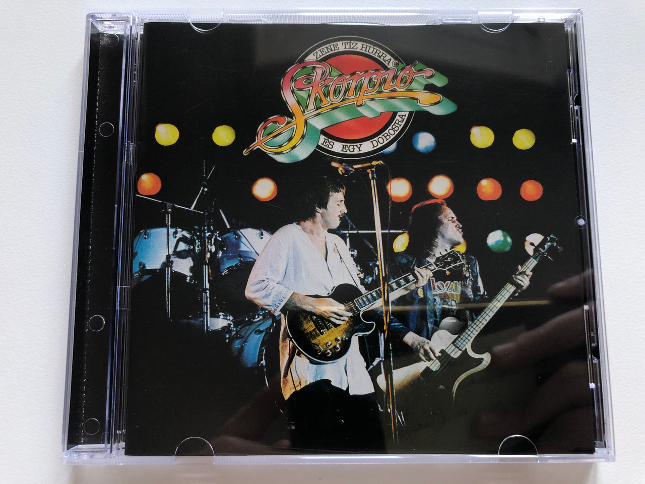 https://cdn10.bigcommerce.com/s-62bdpkt7pb/products/0/images/236773/Skorpi_Zene_Tz_Hrra_s_Egy_Dobosra_GrundRecords_Audio_CD_2013_GR024_1__87203.1656937279.1280.1280.JPG?c=2&_gl=1*7rot1d*_ga*MjA2NTIxMjE2MC4xNTkwNTEyNTMy*_ga_WS2VZYPC6G*MTY1NjkzNTQ3My40NjQuMS4xNjU2OTM3MTgzLjUw