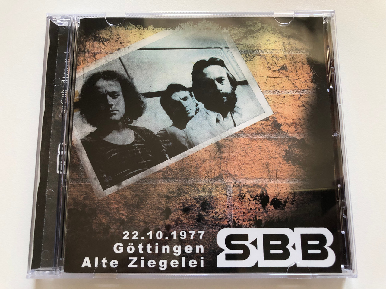 https://cdn10.bigcommerce.com/s-62bdpkt7pb/products/0/images/237285/SBB_22.10.1977_Gttingen_Alte_Ziegelei_lska_Witryna_Muzyczna_Audio_CD_2004_CD_005_1__57171.1657121864.1280.1280.JPG?c=2&_gl=1*z8kz9w*_ga*MjA2NTIxMjE2MC4xNTkwNTEyNTMy*_ga_WS2VZYPC6G*MTY1NzExMTk2MS40NjguMS4xNjU3MTIxNzMyLjE.