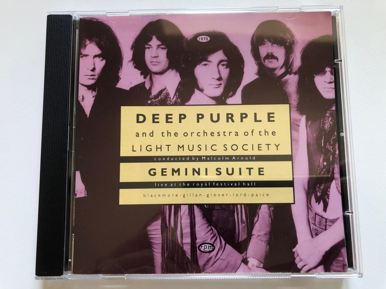 https://cdn10.bigcommerce.com/s-62bdpkt7pb/products/0/images/237546/Deep_Purple_And_The_Orchestra_Of_The_Light_Music_Society_-_Conducted_By_Malcolm_Arnold_Gemini_Suite_Live_at_the_Royal_Festival_Hall_RPM_Records_Audio_CD_1993_RPM_114_1__87821.1657196947.1280.1280.JPG?c=2&_gl=1*ztiuu3*_ga*MjA2NTIxMjE2MC4xNTkwNTEyNTMy*_ga_WS2VZYPC6G*MTY1NzE5NjE4Ni40NzAuMS4xNjU3MTk3MDA2LjYw