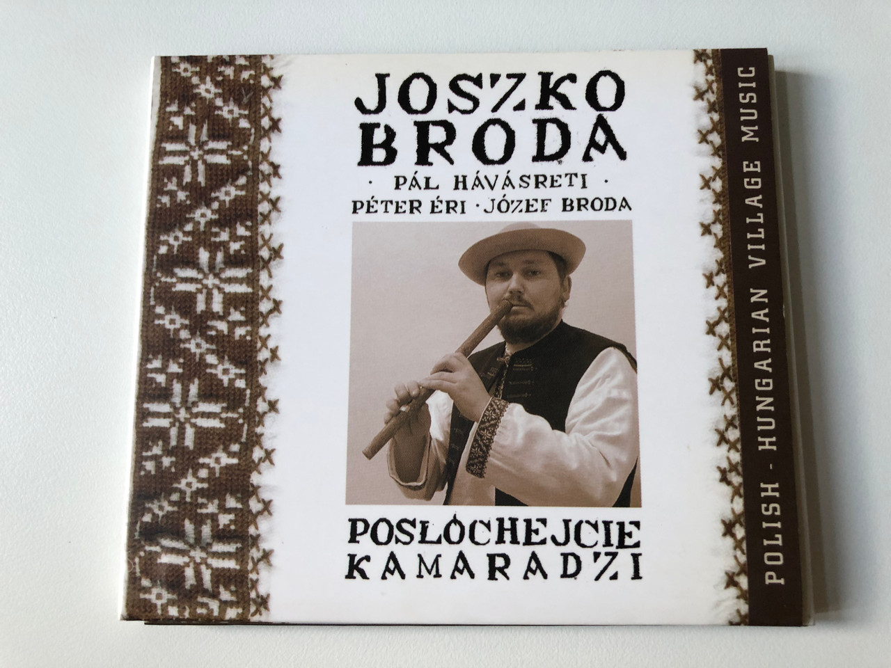 https://cdn10.bigcommerce.com/s-62bdpkt7pb/products/0/images/253716/Joszko_Broda_Pl_Havasrti_Pter_ri_Jzef_Broda_Poschejcie_Kamaradzi_Polish_-_Hungarian_Village_Music_Fundacja_Godne_ycie_Audio_CD_5904003780134_1__28875.1663661793.1280.1280.JPG?c=2&_gl=1*1fryt2g*_ga*MjA2NTIxMjE2MC4xNTkwNTEyNTMy*_ga_WS2VZYPC6G*MTY2MzY1MzU4OC41NTIuMS4xNjYzNjYxODU4LjYwLjAuMA..