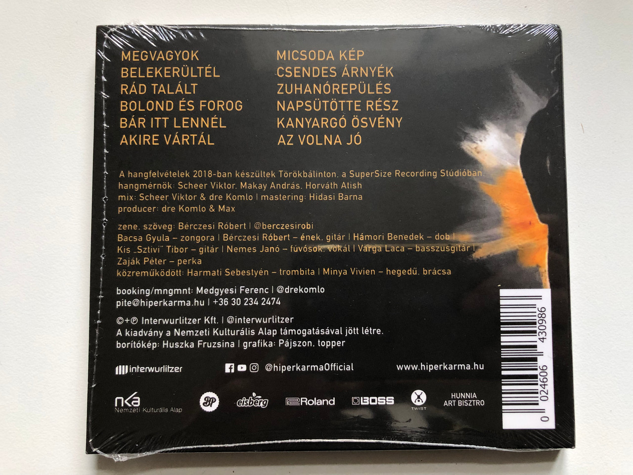 https://cdn10.bigcommerce.com/s-62bdpkt7pb/products/0/images/254065/Hiperkarma_A_Napsttte_Rsz_Interwurlitzer_Audio_CD_2018_IW003_2__93390.1663828694.1280.1280.JPG?c=2&_gl=1*194yvzr*_ga*MjA2NTIxMjE2MC4xNTkwNTEyNTMy*_ga_WS2VZYPC6G*MTY2MzgyNjg3OC41NTcuMS4xNjYzODI4NTU3LjU2LjAuMA..
