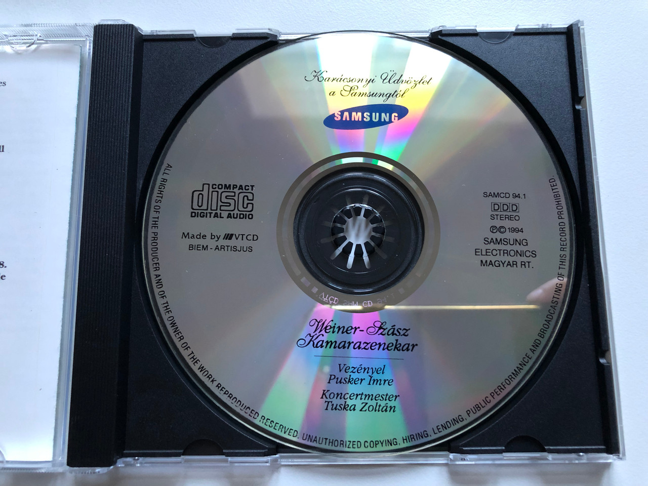 https://cdn10.bigcommerce.com/s-62bdpkt7pb/products/0/images/254244/Karcsonyi_dvzlet_a_Samsungtl_Samsung_Electronics_Audio_CD_1994_Stereo_SAMCD_94_3__94393.1663913409.1280.1280.JPG?c=2&_gl=1*1qx7yii*_ga*MjA2NTIxMjE2MC4xNTkwNTEyNTMy*_ga_WS2VZYPC6G*MTY2MzkwNjk3MC41NTkuMS4xNjYzOTEzMjgwLjQ3LjAuMA..