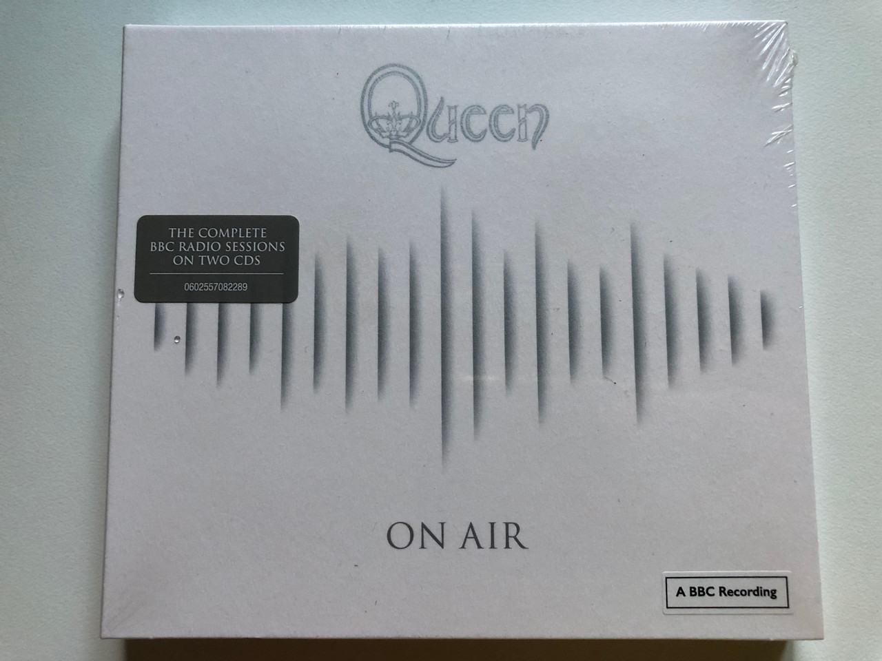 https://cdn10.bigcommerce.com/s-62bdpkt7pb/products/0/images/255382/Queen_On_Air_The_Complete_BBC_Radio_Sessions_On_Two_CDs_Virgin_EMI_Records_2x_Audio_CD_2016_0602557082289_1__98622.1664796316.1280.1280.JPG?c=2&_gl=1*165q89o*_ga*MjA2NTIxMjE2MC4xNTkwNTEyNTMy*_ga_WS2VZYPC6G*MTY2NDc4ODA5My41NzkuMS4xNjY0Nzk2MTY0LjUwLjAuMA..