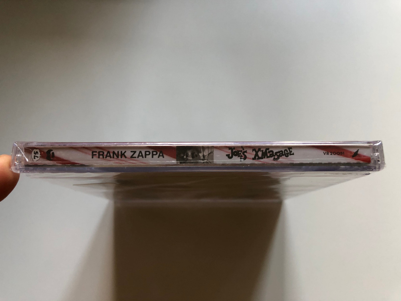 https://cdn10.bigcommerce.com/s-62bdpkt7pb/products/0/images/255555/Frank_Zappa_Joes_Xmasage_Vaulternative_Records_Audio_CD_2005_VR_20051_3__18318.1664955401.1280.1280.JPG?c=2&_gl=1*er83k2*_ga*MjA2NTIxMjE2MC4xNTkwNTEyNTMy*_ga_WS2VZYPC6G*MTY2NDk0NjMxNC41ODEuMS4xNjY0OTU1MTUwLjQzLjAuMA..