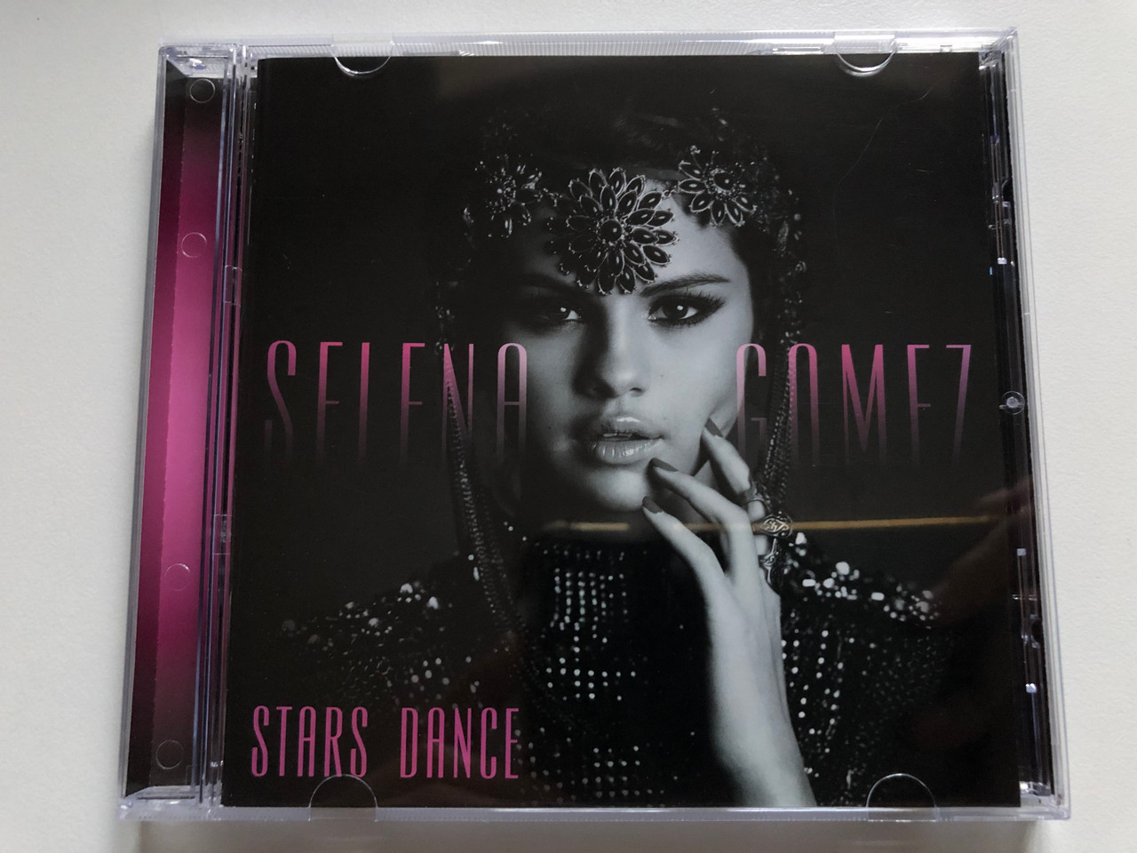 https://cdn10.bigcommerce.com/s-62bdpkt7pb/products/0/images/255694/Selena_Gomez_Stars_Dance_Hollywood_Records_Audio_CD_2013_0050087296674_1__46253.1665121429.1280.1280.JPG?c=2&_gl=1*11w10rt*_ga*MjA2NTIxMjE2MC4xNTkwNTEyNTMy*_ga_WS2VZYPC6G*MTY2NTEyMDY0My41ODYuMS4xNjY1MTIxMzMzLjU3LjAuMA..