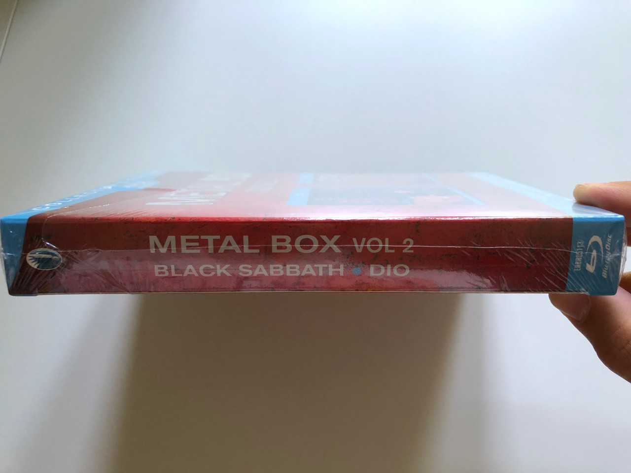 https://cdn10.bigcommerce.com/s-62bdpkt7pb/products/0/images/256201/METAL_BOX_VOLUME_2_-_The_Best_Of_Metal_Legends_Black_Sabbath_Dio_Eagle_Vision_2x_Blu-ray_Disc_2011_ERBRD5113_3__78080.1665657964.1280.1280.JPG?c=2&_gl=1*3zwod5*_ga*MjA2NTIxMjE2MC4xNTkwNTEyNTMy*_ga_WS2VZYPC6G*MTY2NTY0ODE2NC41OTEuMS4xNjY1NjU3OTU1LjguMC4w