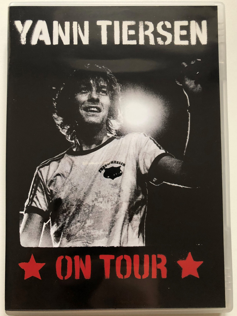 https://cdn10.bigcommerce.com/s-62bdpkt7pb/products/0/images/256561/Yann_Tiersen_On_Tour_EMI_DVD_Video_CD_2006_094637837993_1__28521.1666083734.1280.1280.JPG?c=2&_gl=1*1mdrrne*_ga*MjA2NTIxMjE2MC4xNTkwNTEyNTMy*_ga_WS2VZYPC6G*MTY2NjA3NDA5MC41OTUuMS4xNjY2MDgzNTQyLjUyLjAuMA..