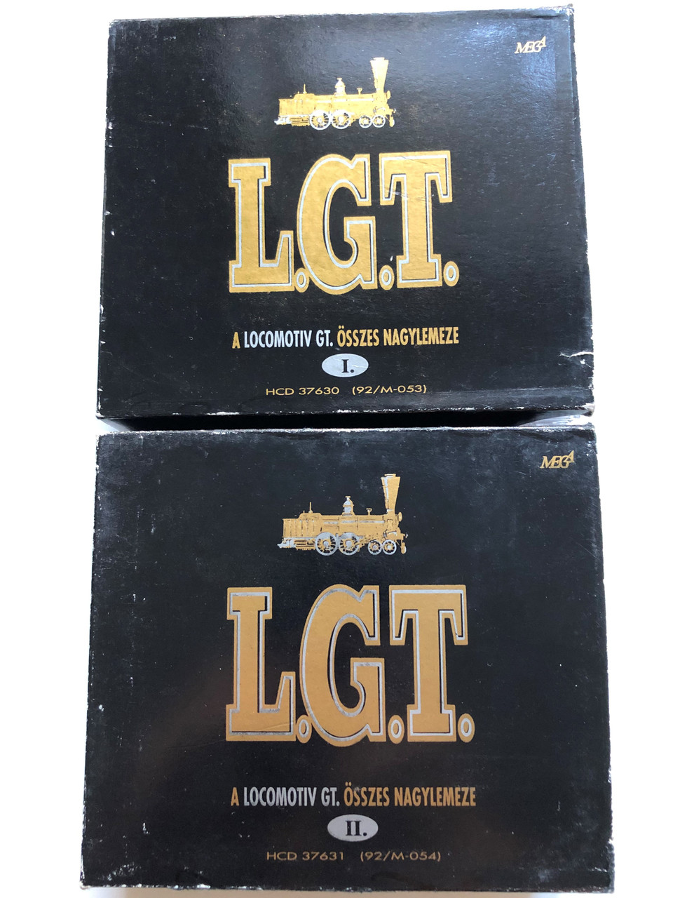 https://cdn10.bigcommerce.com/s-62bdpkt7pb/products/0/images/256845/_A_Locomotiv_GT._sszes_Nagylemeze_I._Locomotiv_GT_A_Locomotiv_GT._sszes_Nagylemeze_II._Mega_2x_Box_Set_5x_Audio_CD_5x_Audio_CD_1992_HCD_37630_HCD_37631_1__93033.1666359335.1280.1280.JPG?c=2&_gl=1*zochkw*_ga*MjA2NTIxMjE2MC4xNTkwNTEyNTMy*_ga_WS2VZYPC6G*MTY2NjM1NjQ5NS42MDIuMS4xNjY2MzU5MDcxLjQ3LjAuMA..