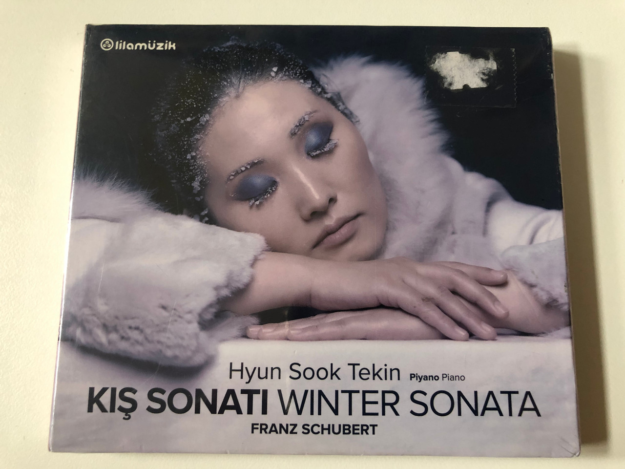 https://cdn10.bigcommerce.com/s-62bdpkt7pb/products/0/images/257366/Hyun_Sook_Tekin_piano_-_Kis_Sonati_Winter_Sonata_-_Franz_Schubert_lila_muzik_Audio_CD_8697427993231_1__75875.1667287729.1280.1280.JPG?c=2&_gl=1*j2pl7l*_ga*MjA2NTIxMjE2MC4xNTkwNTEyNTMy*_ga_WS2VZYPC6G*MTY2NzI4NTYzMC42MTEuMS4xNjY3Mjg3NTM1LjM1LjAuMA..