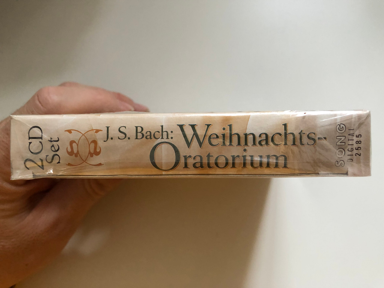 https://cdn10.bigcommerce.com/s-62bdpkt7pb/products/0/images/262264/J._S._Bach_Weihnachts-Oratorium_Kantaten_1-4_-_Windsbacher_Knabenchor_Song_Digital_Audio_CD_2000_2585_3__93101.1672141546.1280.1280.JPG?c=2&_gl=1*zxelxh*_ga*MjA2NTIxMjE2MC4xNTkwNTEyNTMy*_ga_WS2VZYPC6G*MTY3MjEyNzg2MC42ODcuMS4xNjcyMTQxMzM4LjU2LjAuMA..