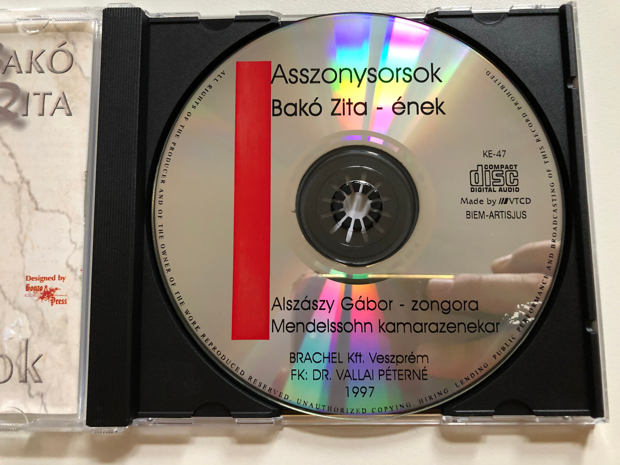 https://cdn10.bigcommerce.com/s-62bdpkt7pb/products/0/images/262359/Bako_Zita_-_Asszonysorsok_Audio_CD_1997_KE-47_3__36227.1672208791.1280.1280.JPG?c=2&_gl=1*1yzrmzv*_ga*MjA2NTIxMjE2MC4xNTkwNTEyNTMy*_ga_WS2VZYPC6G*MTY3MjIwODYzMS42ODkuMS4xNjcyMjA4NzI0LjYwLjAuMA..