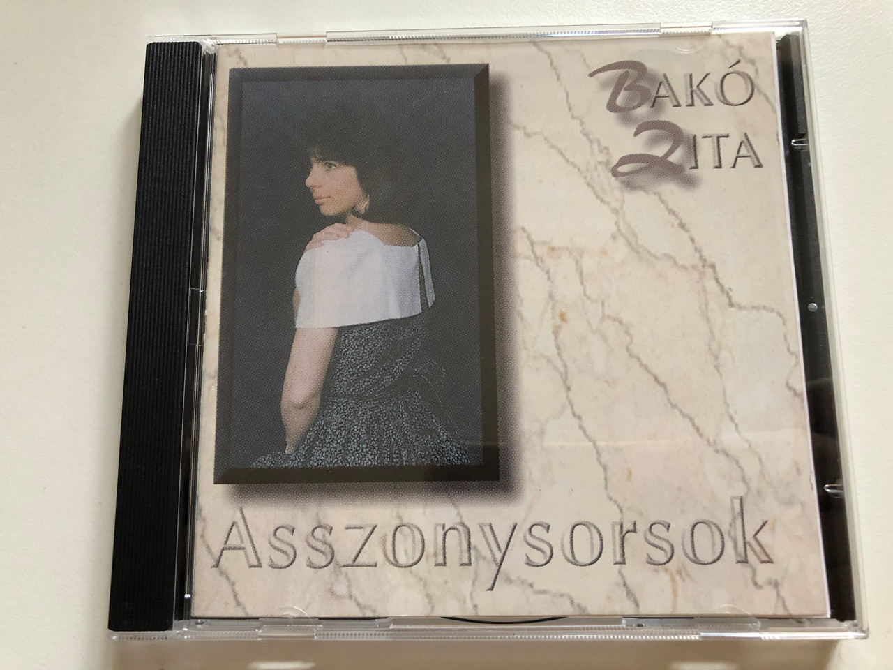 https://cdn10.bigcommerce.com/s-62bdpkt7pb/products/0/images/262362/Bako_Zita_-_Asszonysorsok_Audio_CD_1997_KE-47_1__24914.1672208792.1280.1280.JPG?c=2&_gl=1*1yzrmzv*_ga*MjA2NTIxMjE2MC4xNTkwNTEyNTMy*_ga_WS2VZYPC6G*MTY3MjIwODYzMS42ODkuMS4xNjcyMjA4NzI0LjYwLjAuMA..