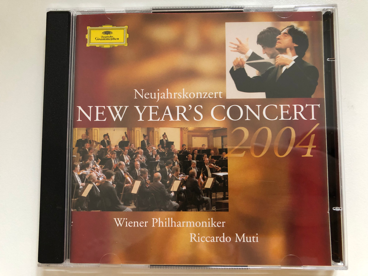 https://cdn10.bigcommerce.com/s-62bdpkt7pb/products/0/images/262500/New_Years_Concert_2004_-_Wiener_Philharmoniker_Riccardo_Muti_Deutsche_Grammophon_2x_Audio_CD_2004_Stereo_474_900-2_1__22578.1672295231.1280.1280.JPG?c=2&_gl=1*rlxh03*_ga*MjA2NTIxMjE2MC4xNTkwNTEyNTMy*_ga_WS2VZYPC6G*MTY3MjI5NDc0My42OTEuMS4xNjcyMjk1MTA0LjQzLjAuMA..