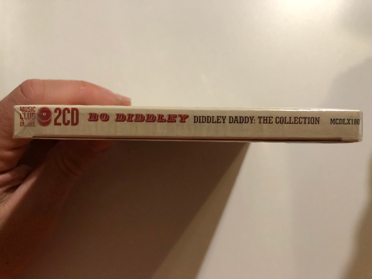 https://cdn10.bigcommerce.com/s-62bdpkt7pb/products/0/images/264375/Bo_Diddley_Diddley_Daddy_The_Collection_Music_Club_Deluxe_2x_Audio_CD_2012_MCDLX180_3__72107.1674054558.1280.1280.JPG?c=2&_gl=1*1o3c0zj*_ga*MjA2NTIxMjE2MC4xNTkwNTEyNTMy*_ga_WS2VZYPC6G*MTY3NDA1MjU3MC43MjAuMS4xNjc0MDU0NTU3LjYwLjAuMA..