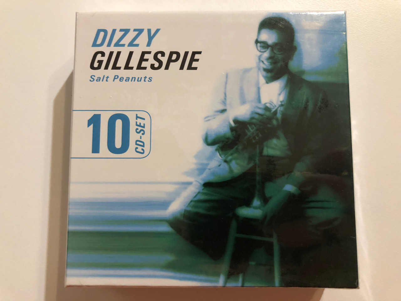 https://cdn10.bigcommerce.com/s-62bdpkt7pb/products/0/images/264494/Dizzy_Gillespie_Salt_Peanuts_Documents_10x_Audio_CD_Box_Set_231047_1__29993.1674208512.1280.1280.JPG?c=2&_gl=1*10ffww3*_ga*MjA2NTIxMjE2MC4xNTkwNTEyNTMy*_ga_WS2VZYPC6G*MTY3NDIwNjA2Mi43MjMuMS4xNjc0MjA4NDI0LjQ3LjAuMA..