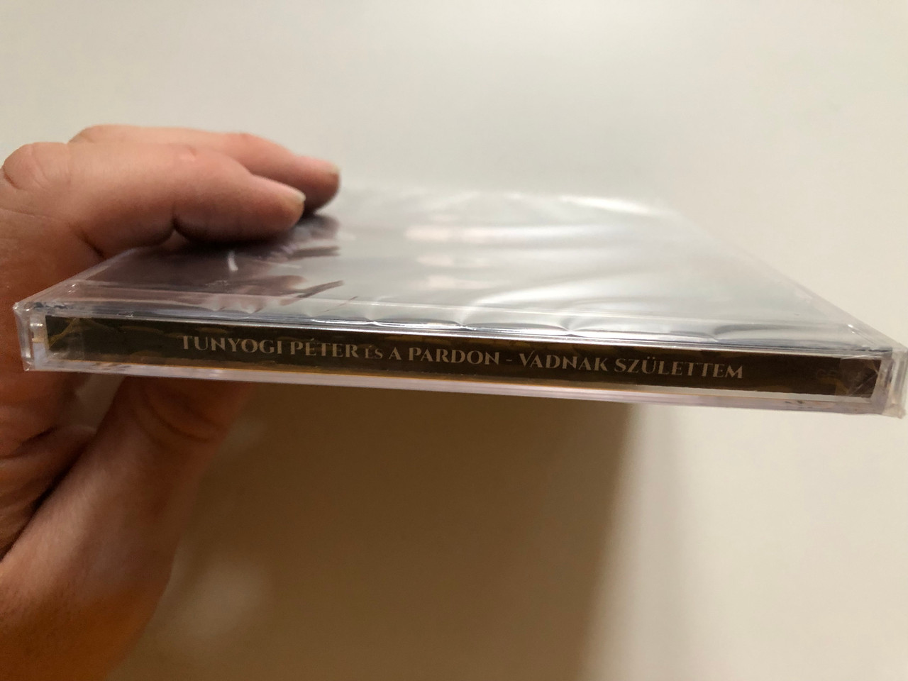 https://cdn10.bigcommerce.com/s-62bdpkt7pb/products/0/images/264689/Tunyogi_Pter_s_a_Pardon_Vadnak_Szlettem_GrundRecords_Audio_CD_2021_GR188_3__09023.1674540970.1280.1280.JPG?c=2&_gl=1*18fxckg*_ga*MjA2NTIxMjE2MC4xNTkwNTEyNTMy*_ga_WS2VZYPC6G*MTY3NDUzNDI1MC43MjYuMS4xNjc0NTQwOTY0LjYwLjAuMA..