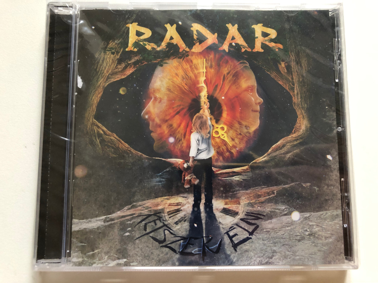 https://cdn10.bigcommerce.com/s-62bdpkt7pb/products/0/images/264702/Radar_Ktszer_lni_GrundRecords_Audio_CD_2021_GR187_1__84582.1674551013.1280.1280.JPG?c=2&_gl=1*1df0023*_ga*MjA2NTIxMjE2MC4xNTkwNTEyNTMy*_ga_WS2VZYPC6G*MTY3NDU0ODA1NS43MjcuMS4xNjc0NTUwNjgzLjMuMC4w