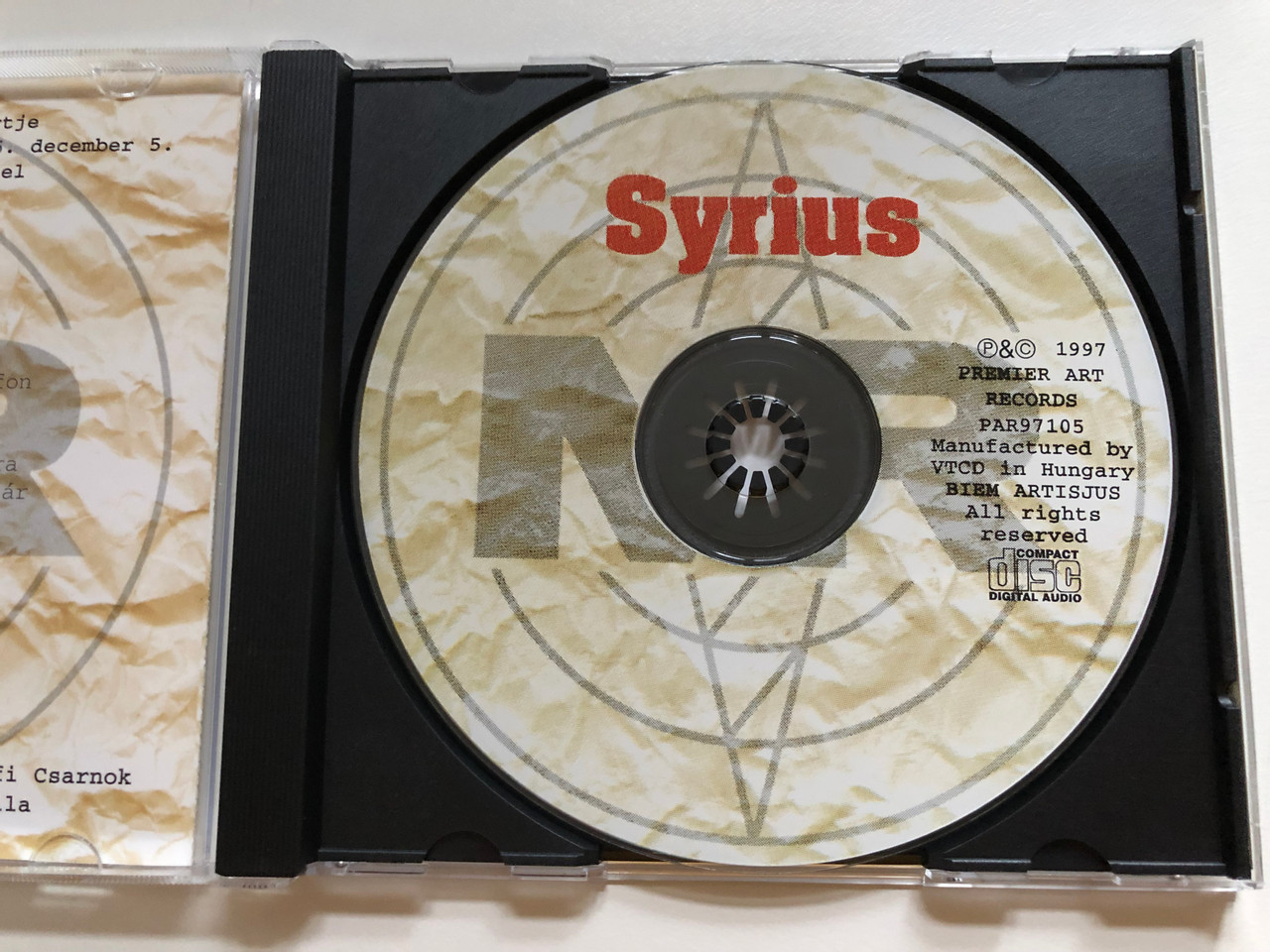 https://cdn10.bigcommerce.com/s-62bdpkt7pb/products/0/images/265127/Rock_koncertek_-_A_Magyar_Radio_Archivumabol_I._-_Syrius_1975_Premier_Art_Records_Audio_CD_1997_PAR97105_4__49673.1675066770.1280.1280.JPG?c=2&_gl=1*1sdvh9b*_ga*MjA2NTIxMjE2MC4xNTkwNTEyNTMy*_ga_WS2VZYPC6G*MTY3NTA2NDAxMC43MzQuMS4xNjc1MDY2NzQ0LjYwLjAuMA..