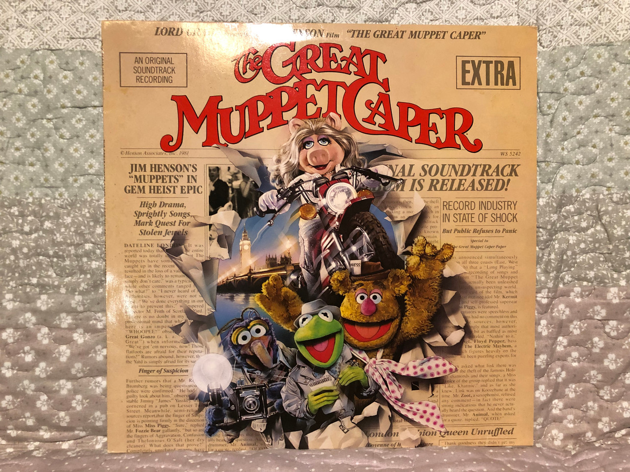 https://cdn10.bigcommerce.com/s-62bdpkt7pb/products/0/images/265719/The_Great_Muppet_Caper_An_Original_Soundtrack_Recording_Lord_Grade_Presents_A_Jim_Henson_Film_The_Great_Muppet_Caper_Warner_Bros._Records_Inc._LP_1981_WB_K_56_942_1__61366.1675748853.1280.1280.JPG?c=2&_gl=1*1ew23r2*_ga*MjA2NTIxMjE2MC4xNTkwNTEyNTMy*_ga_WS2VZYPC6G*MTY3NTc0Nzc1NS43NDcuMS4xNjc1NzQ4ODkwLjYwLjAuMA..