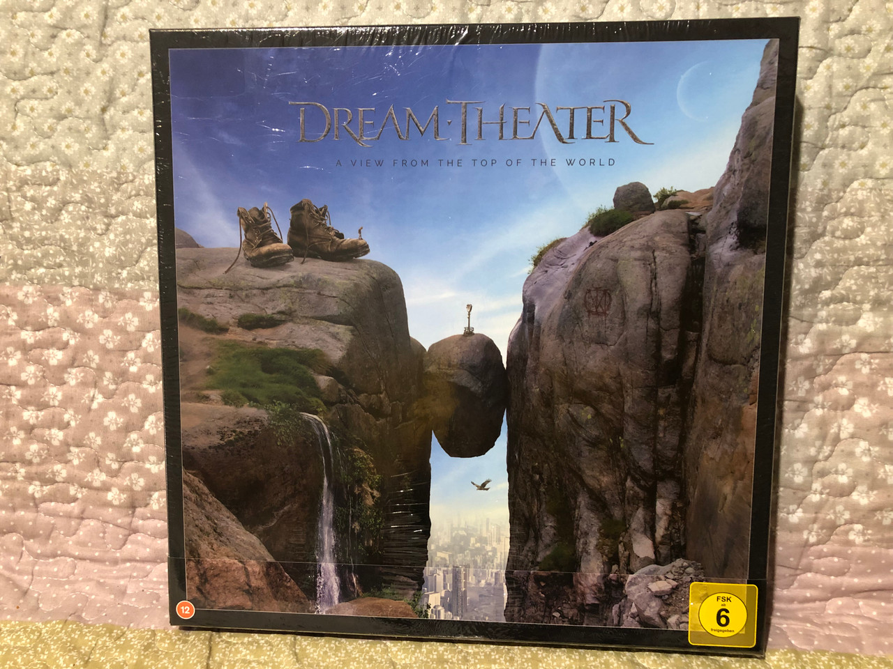 https://cdn10.bigcommerce.com/s-62bdpkt7pb/products/0/images/265899/Dream_Theater_A_View_From_The_Top_Of_The_World_Inside_Out_Music_2x_LP_3x_Audio_CD_Box_Set_2021_IOMLTDBOX_602_1__19563.1675921671.1280.1280.JPG?c=2&_gl=1*1pmql44*_ga*MjA2NTIxMjE2MC4xNTkwNTEyNTMy*_ga_WS2VZYPC6G*MTY3NTkxOTcwNy43NTMuMS4xNjc1OTIxMzc4LjMzLjAuMA..