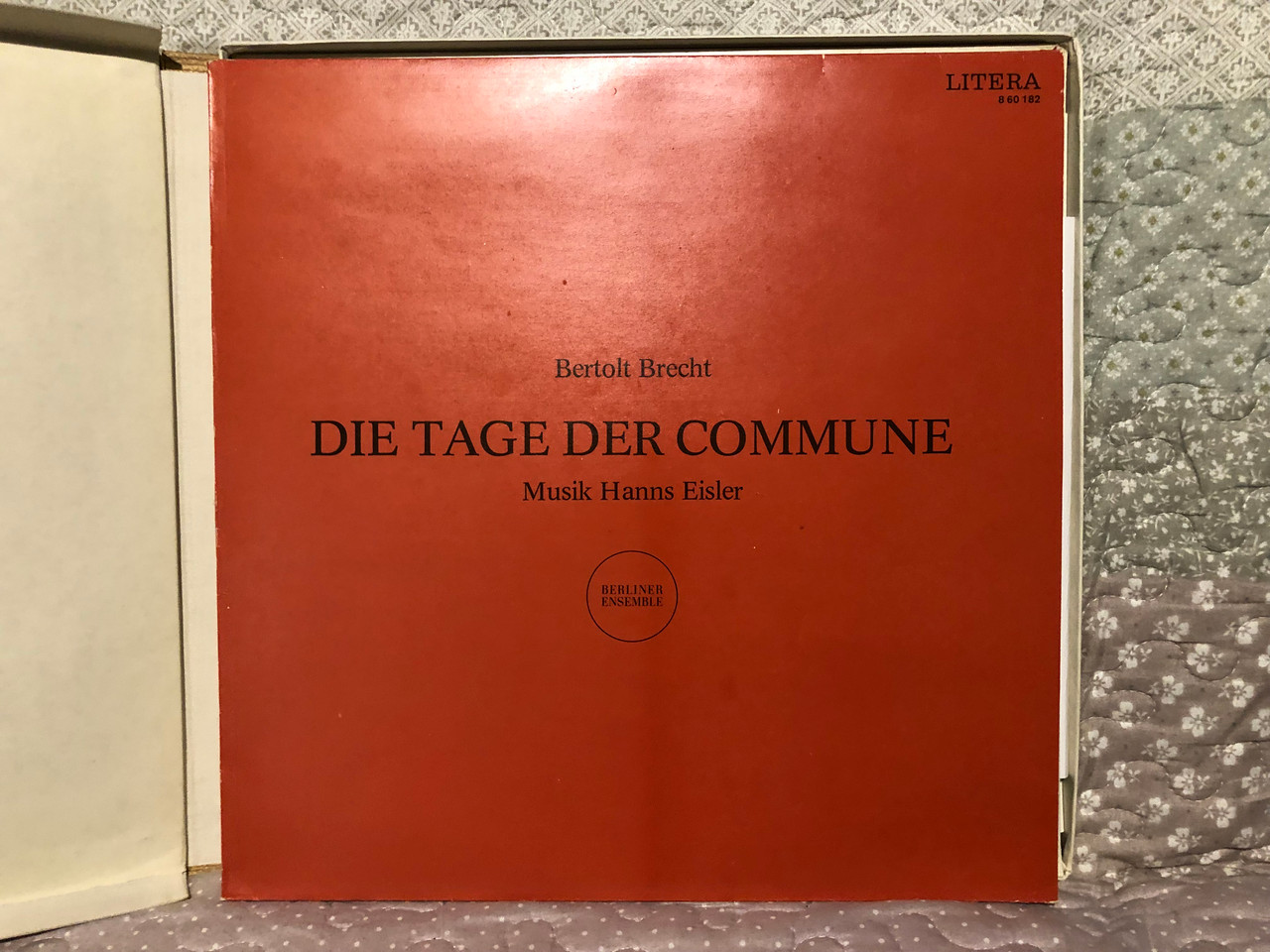 https://cdn10.bigcommerce.com/s-62bdpkt7pb/products/0/images/266070/Brecht_Die_Tage_Der_Commune_LITERA_3x_LP_Box_Set_8_60_182-184_4__97549.1676056183.1280.1280.JPG?c=2&_gl=1*jkxwgv*_ga*MjA2NTIxMjE2MC4xNTkwNTEyNTMy*_ga_WS2VZYPC6G*MTY3NjA0MjMxMC43NTYuMS4xNjc2MDU2MTY0LjYwLjAuMA..
