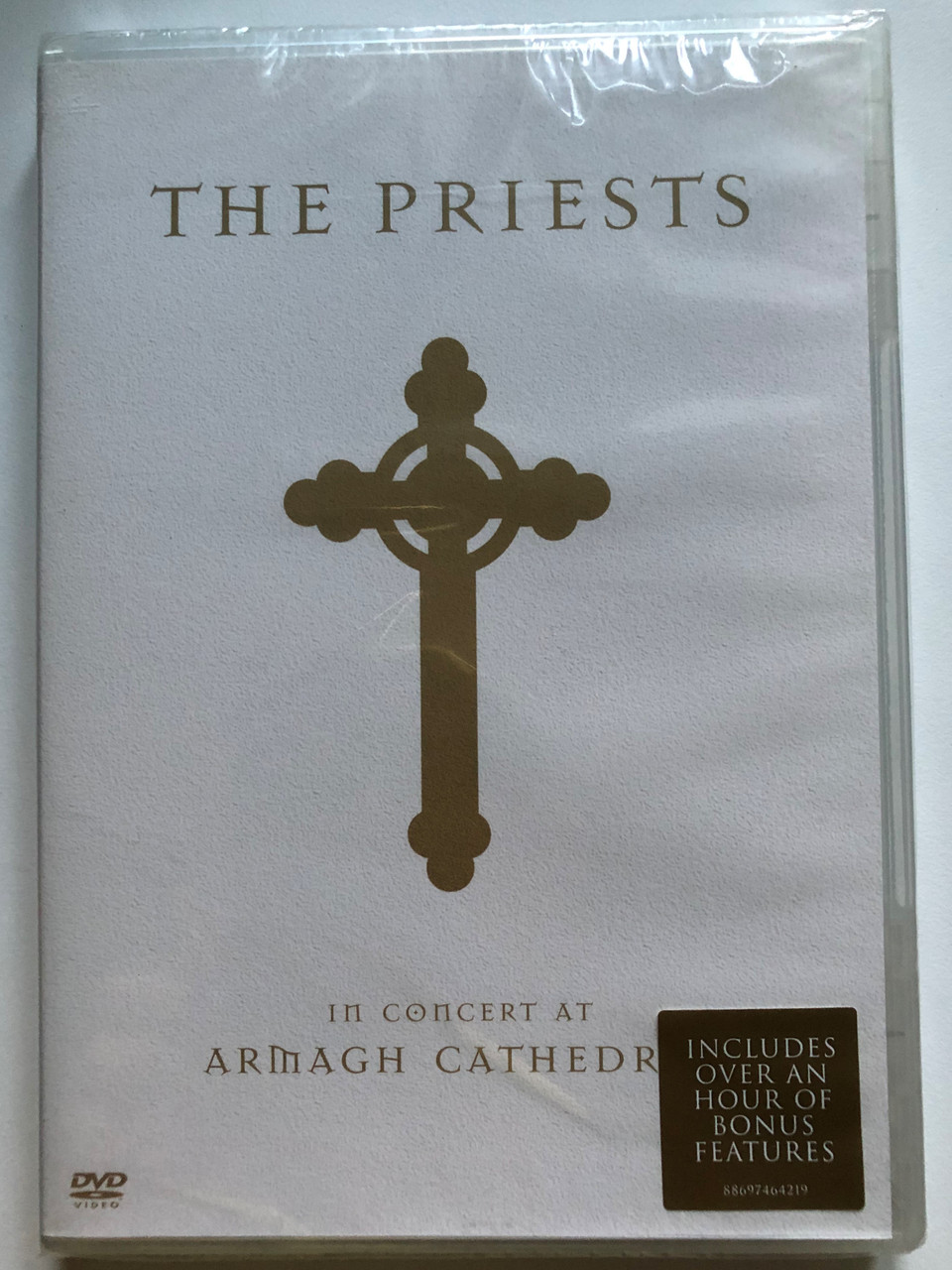 https://cdn10.bigcommerce.com/s-62bdpkt7pb/products/0/images/266213/1_In_Concert_at_Armagh_Cathedral_Actors_The_Priests_Director_Chris_Cowey_DVD_886974642190_1__49140.1676133357.1280.1280.JPG?c=2&_gl=1*18yuuaa*_ga*MjAyOTE0ODY1OS4xNTkyNDY2ODc5*_ga_WS2VZYPC6G*MTY3NjExODMzOS4yODIwLjEuMTY3NjEzMzIyMy42MC4wLjA.