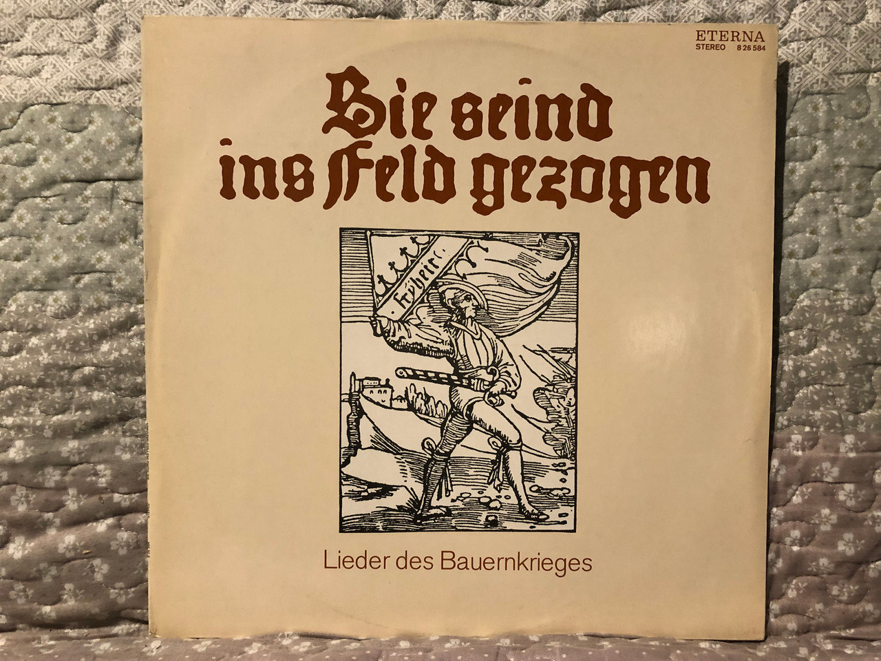 https://cdn10.bigcommerce.com/s-62bdpkt7pb/products/0/images/266678/Sie_Seind_Ins_Feld_Gezogen_Lieder_Des_Bauernkrieges_ETERNA_LP_Stereo_8_26_584_1__31243.1676451978.1280.1280.JPG?c=2&_gl=1*1w6v57o*_ga*MjA2NTIxMjE2MC4xNTkwNTEyNTMy*_ga_WS2VZYPC6G*MTY3NjQ0NDQyNS43NTkuMS4xNjc2NDUxNzQ1LjE4LjAuMA..